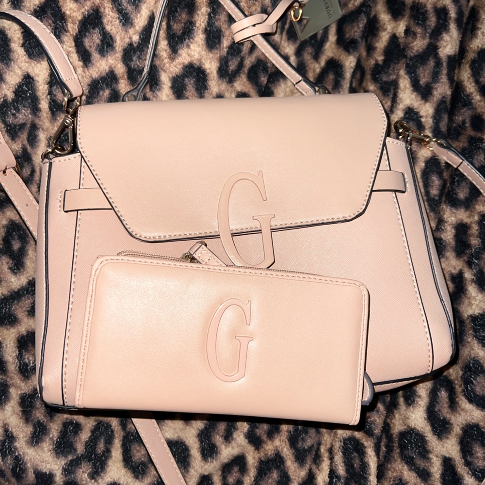 Guess purse and matching wristlet wallet - super cute and classy , beige/tan